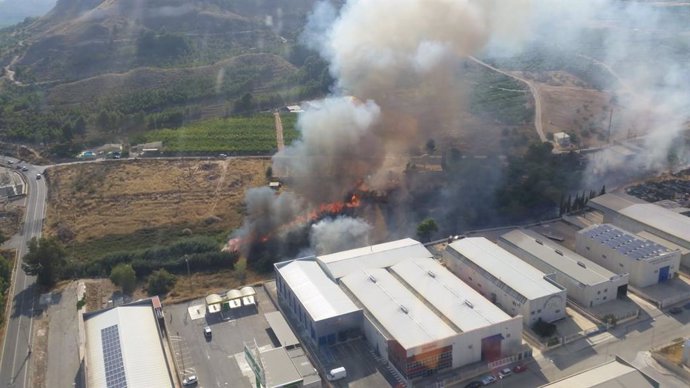 Imagen del incendi tomada desde el helicóptero de la DGSCE HE020