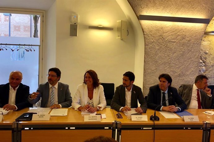 Reunión de Dami Calvet con entidades  y ayuntamientos de Girona sobre Ryanair