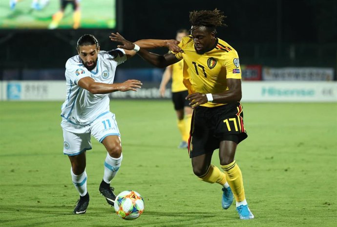 Manuel Battistini, de San Marino, y  Divock Origi, de Bélgica