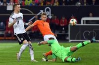 Holanda conquista Alemania y se mete de lleno en la pelea