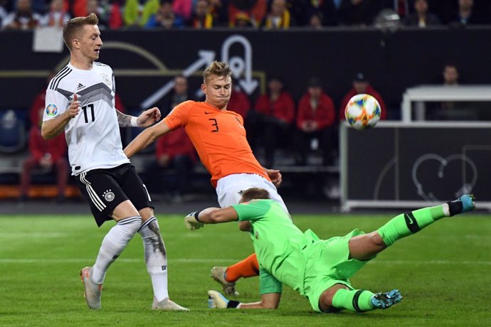 Fútbol/Eurocopa.- (Grupo C) Holanda conquista Alemania y se mete de lleno en la 