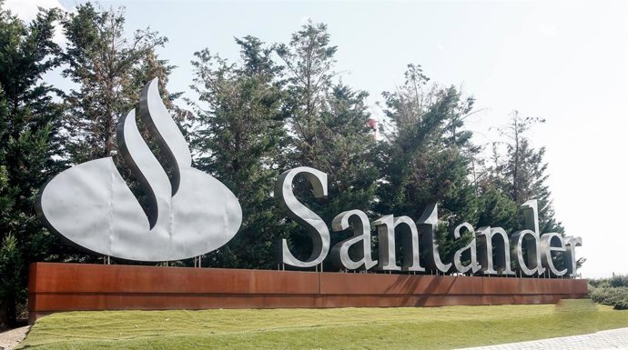 Cartel del Banco Santander en la Ciudad Grupo Santander (Comunidad de Madrid)