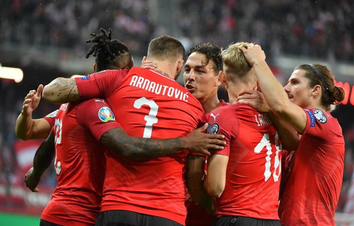 Los jugadores de la selección austriaca celebran un gol de Marko Arnautovic.