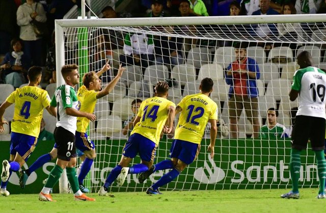 Los jugadores del Cádiz CF celebran un gol en El Sardinero.
