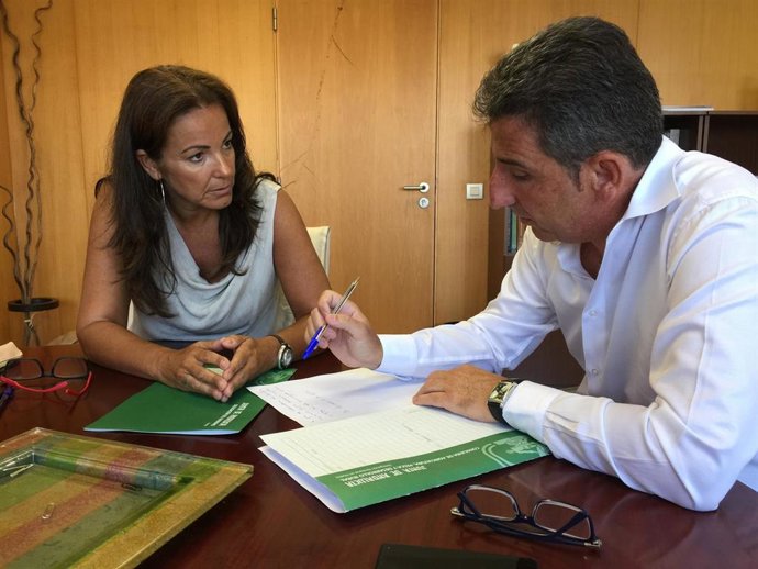 Los delegados territoriales de Turismo, Regeneración, Justicia y Administración Local, María de los Ángeles Muriel, y de Agricultura, Ganadería, Pesca y Desarrollo Sostenible, Álvaro Burgos