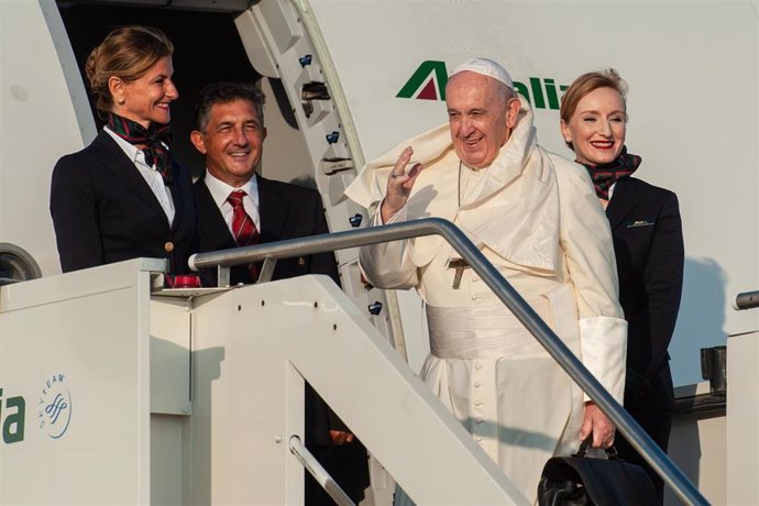 September 4, 2019 - Rome, Italy:  Pope Francis waves as he boards an aircraft on his way to Maputo, Mozambique, in Rome's Fiumicino International airport. (CPP/CONTACTO)