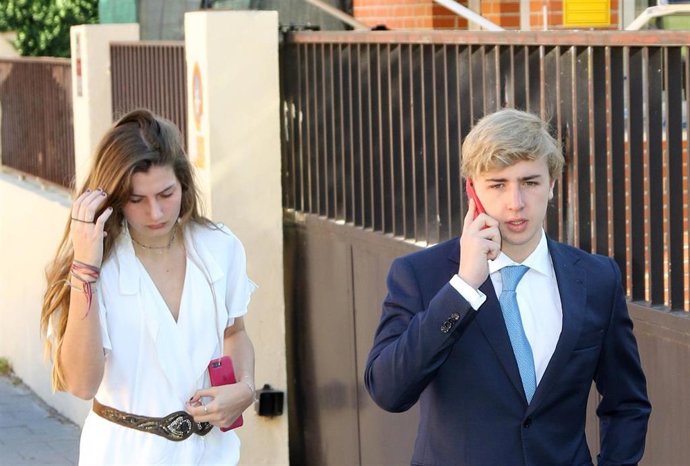 Amina y Luis Martínez de Irujo camino de su graduación en el instituto Runnymede College