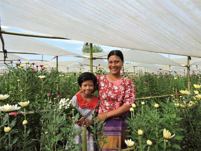 Thin Thin Mar es una mujer de Myanmar que ha conseguido sacar adelante a su familia gracias a las flores y, en concreto, con ayuda de un préstamo de 363 euros con el que compró fertilizantes.