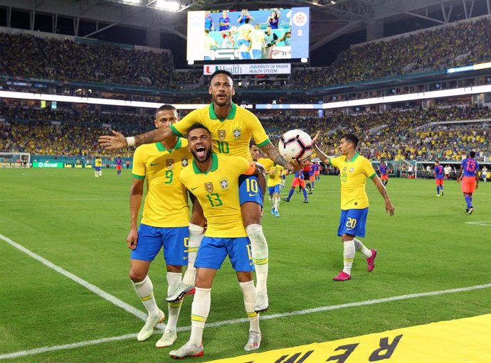 Neymar y Dani Alves celebran un gol con la selección de Brasil
