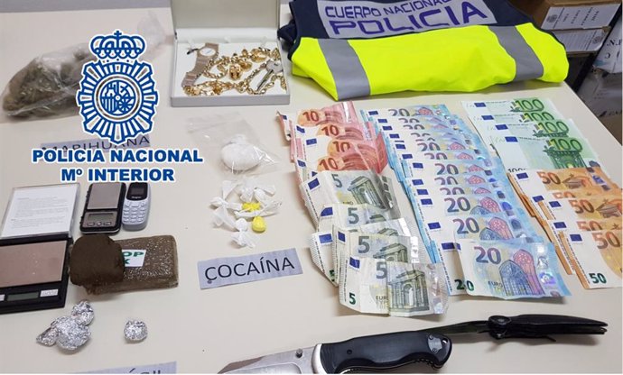 Hachís, marihuana y cocaína y dinero en efectivo intervenidos por la Policía Nacional