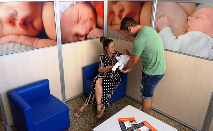 Una pareja, con su hijo recién nacido, en el punto de lactancia del Hospital de Tudela