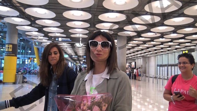Laura Pausini llega al aeropuerto de Madrid-Barajas