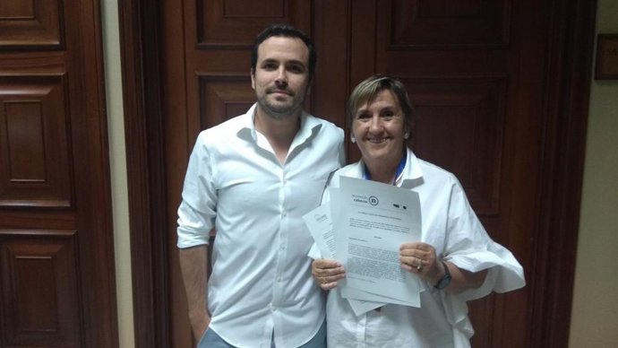 Alberto Garzón, coordinador general de Izquierda Unida, y Marisa de Simón, coordinadora general de Izquierda Unida de Navarra