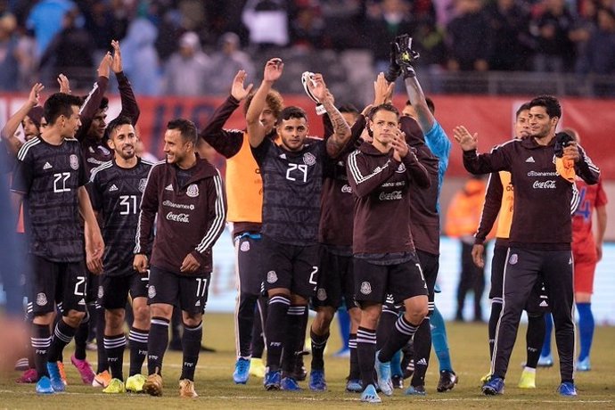 Fútbol.- México golea a Estados Unidos en el regreso de Chicharito Hernández