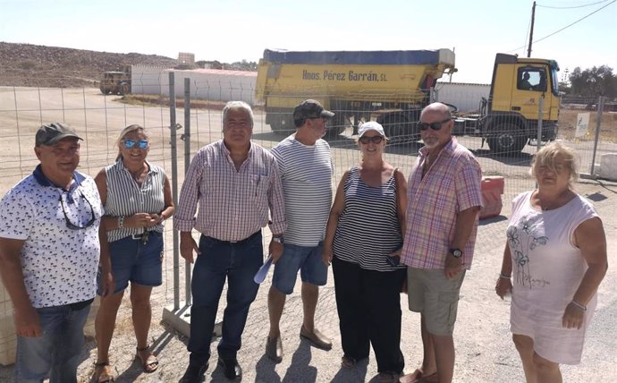 El concejal socialista Salvador Trujillo con vecinos de Churriana en las obras paralizadas.