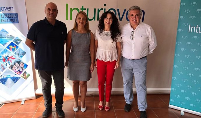 La consejera de Igualdad, Políticas Sociales y Conciliación, Rocío Ruiz, visita el Albergue Inturjoven de Marbella.