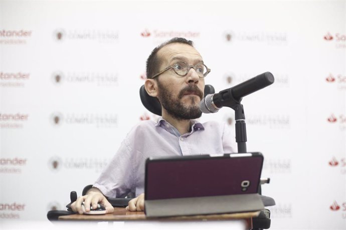 El secretario de Acción de Gobierno de Podemos, Pablo Echenique, participa en la conferencia 'Monarquía, el obstáculo insalvable' dentro del curso 'Bases para un nuevo republicanismo'.