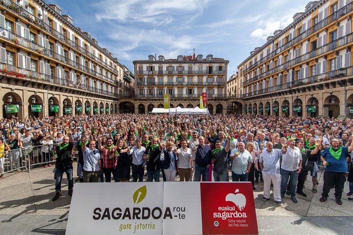 Más de 5.000 personas disfrutan del Sagardo Eguna en San Sebastián, cita en la q