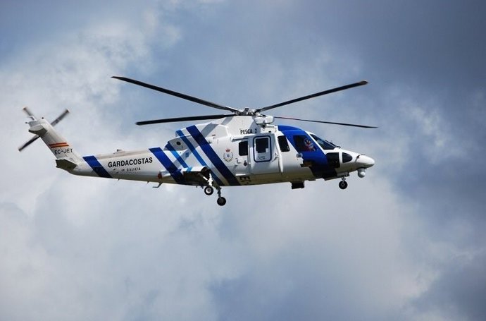 Rescatan en helicóptero a los tres tripulantes de una embarcación que se hundió 