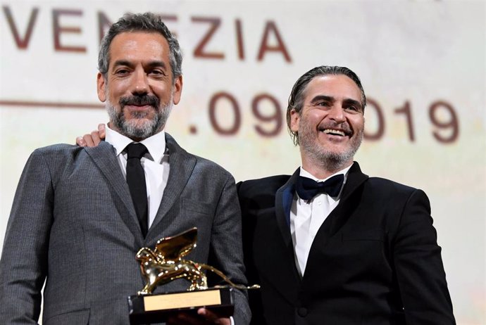 Todd Phillips y Joaquin Phoenix tras ganar el Leon de Oro del Festival de Venecia con 'Joker'