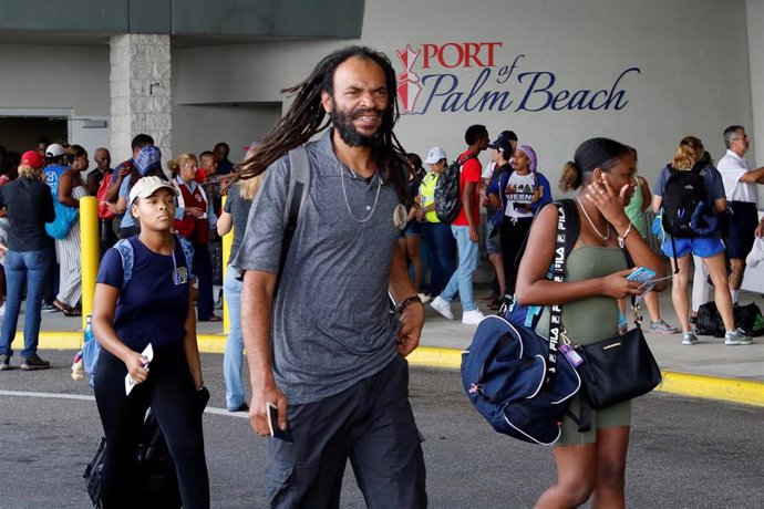 Evacuados de Bahamas por el huracán 'Dorian' desembarcan de un crucero en Riviera Beach