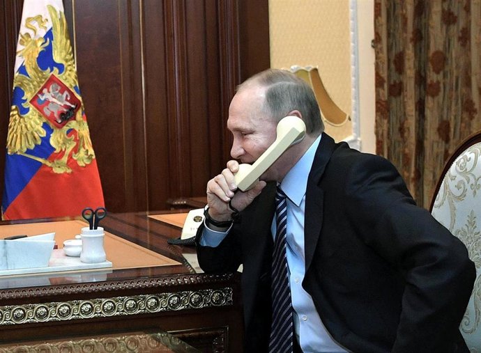 El presidente ruso, Vladimir Putin, hablando por teléfono