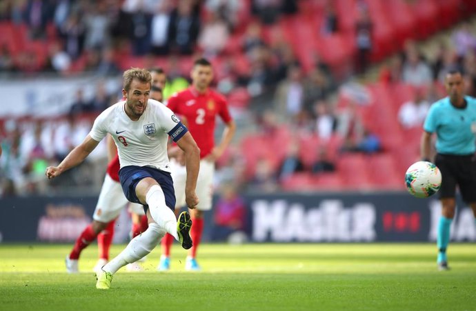 Fútbol/Eurocopa.- (Grupo A) Inglaterra sigue invicta y Kosovo adelanta a la Repú