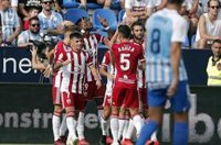 El Almería vence para seguir persiguiendo al líder