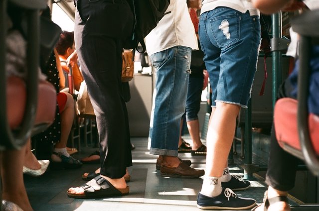 Piernas, metro, pantalón corto, estar de pie