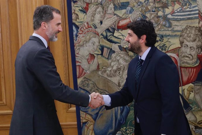 El presidente de la Comunidad, Fernando López Miras, ha sido recibido en audiencia por Su Majestad el Rey Felipe VI en el Palacio de la Zarzuela.