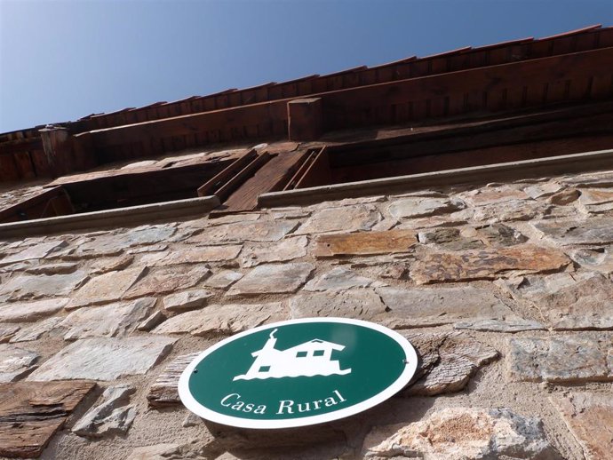 Fachada y cartel con el nombre de una casa rural ubicada en La Rioja.