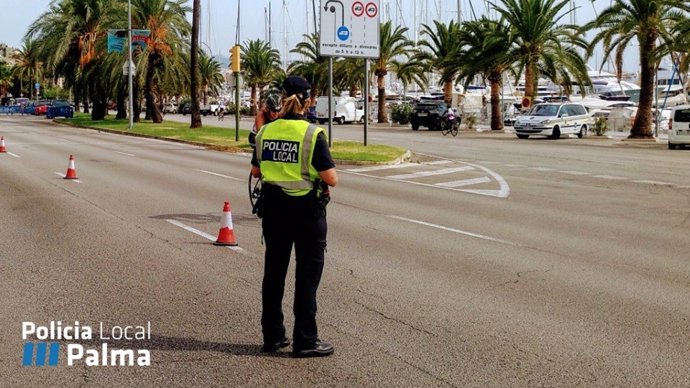 Una agent de la Policia Local de Palma realitza tasques de control al Passeig Marítim de Palma.