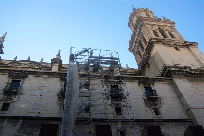 Instalación de andamios para la restauración de cubiertas en la Catedral de Jaén en febrero de 2016.