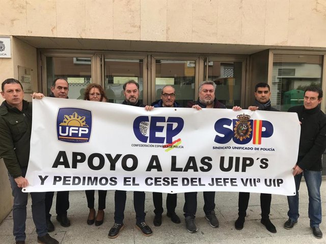 Sindicalistas concentrados ante la Comisaría de Parquesol.