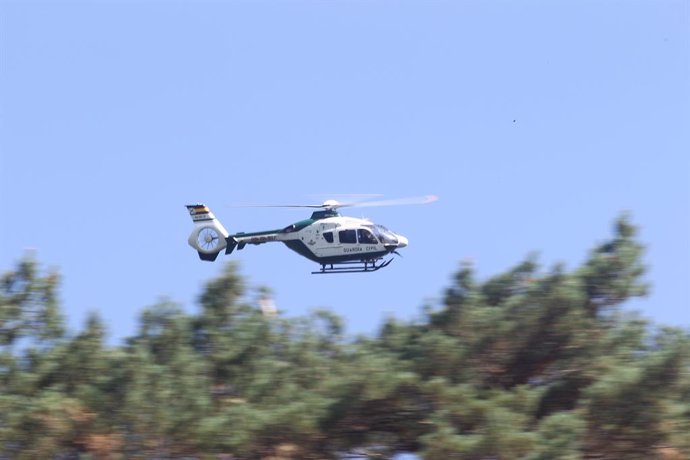 Un helicóptero de la Guardia Civil, sobrevuela la zona en la que se busca a la esquiadora y medallista olímpica, Blanca Fernández Ochoa, en la sierra de Madrid.