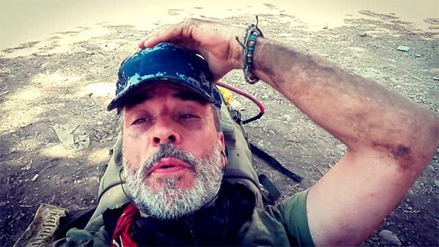 Imagen del periodista Ferrán Barber, en un dscanso en el camino, minutos antes de ser brutalmente retenido por las fuerzas de seguridad del Kurdistan iraquí