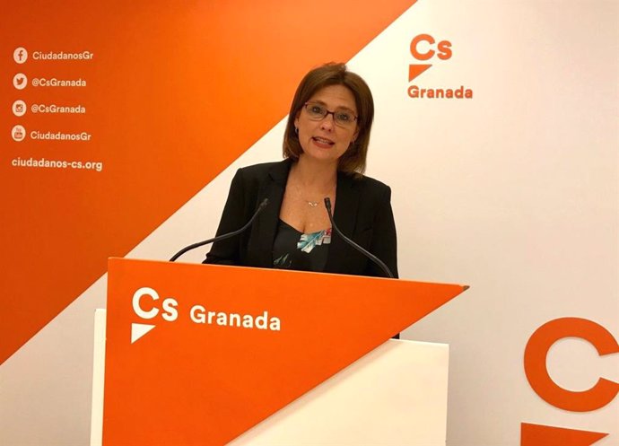 La parlamentaria granadina de Ciudadanos en el Parlamento de Andalucía y portavoz de la comisión de Educación, Mar Sánchez, en rueda de prensa