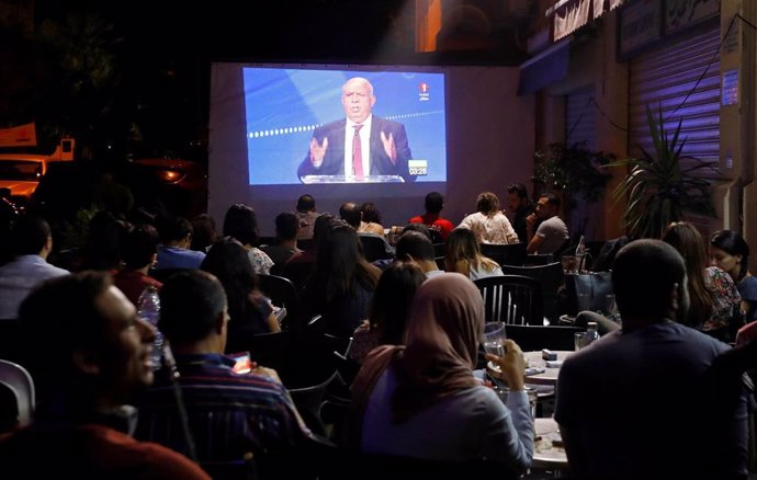 Debate de las elecciones presidenciales televisado en una cafetería de Túnez