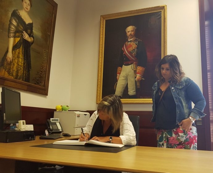La presidenta de la Diputació de Barcelona, Núria Marín, signa el llibre d'honor de l'ajuntament de Les Masies de Voltreg (Barcelona)
