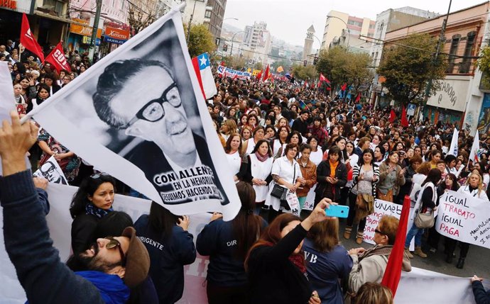 Fotografía del presidente chileno Salvador Allende durante una manifestación