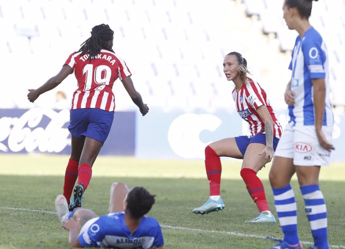Tounkara celebra el 0-1 en el Sporting Huelva - Atlético de la Primera Iberdrola