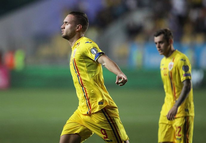 George Puscas celebra un gol con la selección de Rumanía.