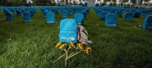 Cementerio de mochilas para rendir homenaje a los niños que han muerto en conflictos durante 2018