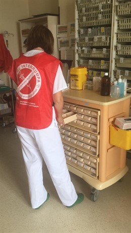 Una enfermera con un chaleco identificativo