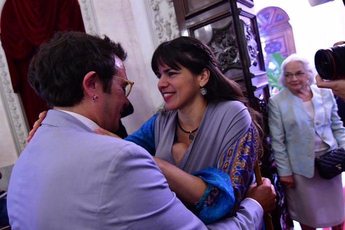 José María González 'Kichi' (Adelante Cádiz) ha sido investido como alcalde de Cádiz en la foto con su actual pareja Teresa Rodriguez. Foto de archivo