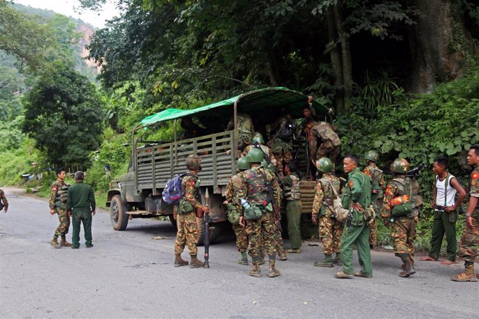 Soldados de Birmania tras un ataque insurgente en el norte del país