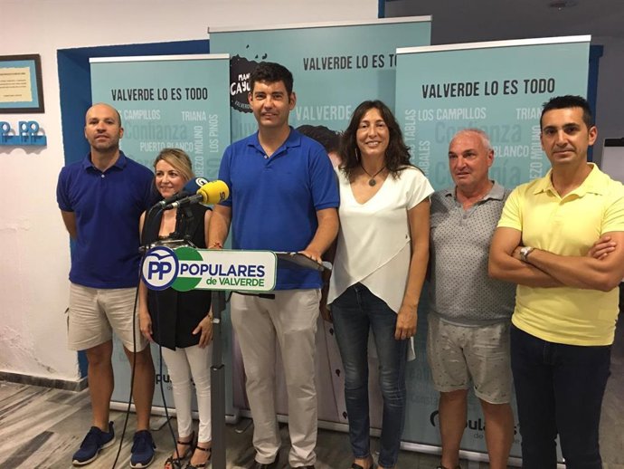 El portavoz del PP en el Ayuntamiento de Valverde del Camino (Huelva), Manolo Cayuela, con la secretaria general del PP-A, Loles López