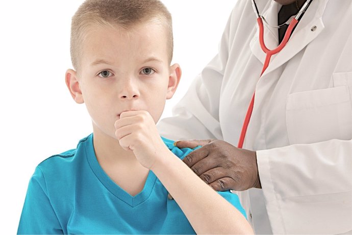 La tos en niños puede parecer muy violenta y sorprender a los padres, por lo que los pediatras resuelven todas tus dudas con este decálogo.