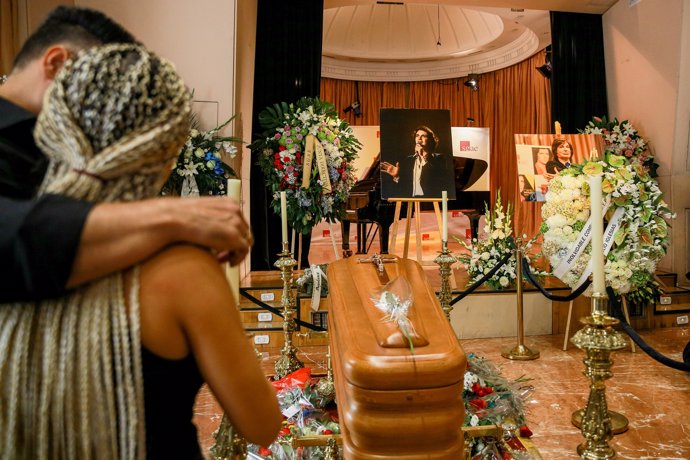 Capilla ardiente de Camilo Sesto, instalada en la sede de la SGA, un día después