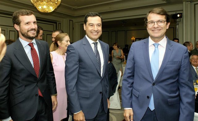 El presidente del PP, Pablo Casado; el presidente de la Junta de Andalucía, Juan Manuel Moreno Bonilla, y el presidente de la Junta de Castilla y León, Alfonso Fernández Mañueco, en el desayuno informativo de Nueva Economía Fórum.